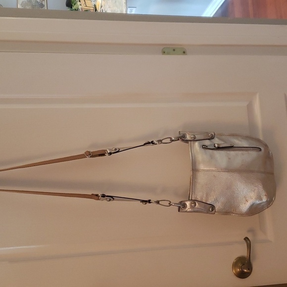 B. Makowsky Silver Distressed Leather Crossbody Handbag - Picture 2 of 13